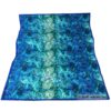 Rückseitenstoff der Quiltdecke, Patchworkdecke, Tagesdecke in Blau-Türkis-Tönen. Kann ebenfalls als Vorderseite eingesetzt werden. Stoff-Unikat handmade in Germany