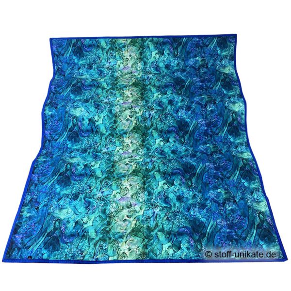 Rückseitenstoff der Quiltdecke, Patchworkdecke, Tagesdecke in Blau-Türkis-Tönen. Kann ebenfalls als Vorderseite eingesetzt werden. Stoff-Unikat handmade in Germany