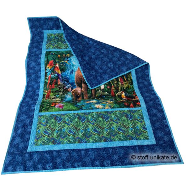 Exklusive Quiltdecke, Tagesdecke mit Dschungeltieren in Blautönen, genäht aus hochwertigen Baumwollstoffen in Kombination mit einem reinen Baumwollvlies. Stoff-Unikat handmade in Germany
