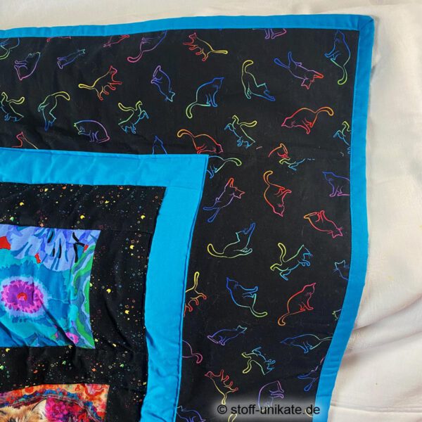 Detailansicht vom Außenrand/Binding der exklusiven Tagesdecke, Kuscheldecke, Quildecke mit bunten Katzenmotiven. Stoff-Unikat handmade in Germany