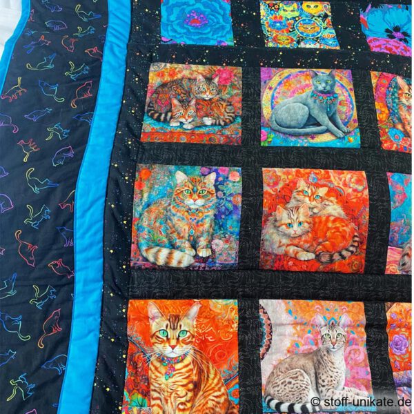 Detailansicht vom Außenrand der aufwändig gearbeiteten Tagesdecke, Kuscheldecke, Quiltdecke mit bunten Katzenmotiven. Stoff-Unikat handmade in Germany
