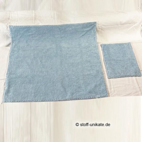 Rückseite von der babydecke mit Flachkissen. Hochwertiger Baumwollplüsch in hellblau. Stoff-Unikat handmade in Germany