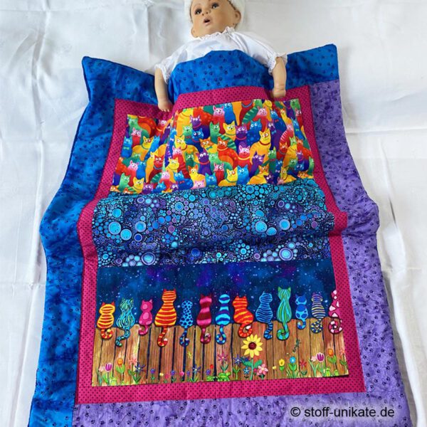 Babydecke mit bunten Katzen. Genäht aus hochwertigen Baumwollstoffen und Bambusfrottee. Stoff-Unikat handmade in Germany