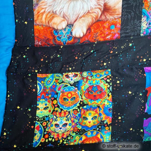 Detailansicht vom Katzenquilt mit bunten Katzen. Stoff-Unikat handmade in germany