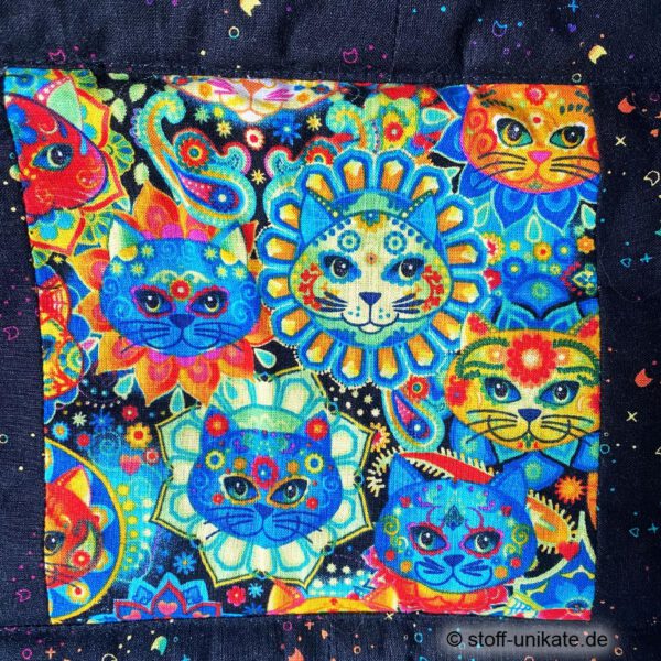 Detailansicht von Mandala-Katzen vom Katzenquilt Colourful Cats. Stoff-Unkkat handmade in Germany
