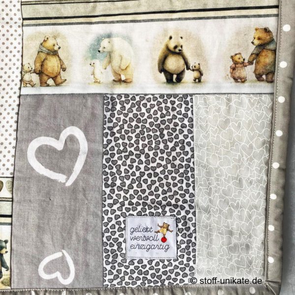 Detailansicht von der babydecke mit teddybären in taupe-braun-Tönen. Stoff-Unikat handmade in Germany