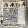 Detailansicht von der Babydecke Teddybären mit Herzen und teddys in Brauntönen- Stoff-Unikat handmade in germany