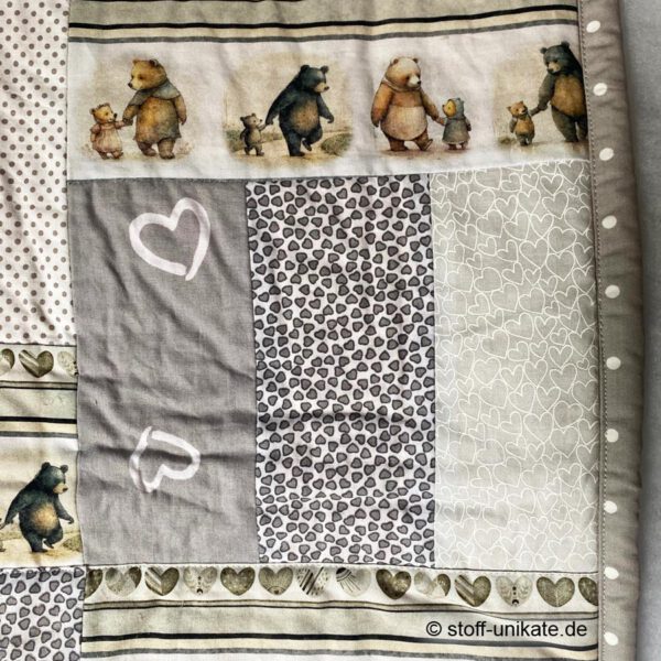 Detailansicht von der Babydecke Teddybären mit Herzen und teddys in Brauntönen- Stoff-Unikat handmade in germany
