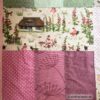 Detailansicht von der Kinderdecke Elfenreich in Rosatönen mit Bauernhaus, elfen und Blumen. Stoff-Unikat handmade in germany