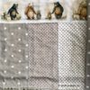 Detailansicht von der Bäbydecke Teddybären mit Herzen und kleinen Teddys in taupe-braun-Tönen. Stoff-Unikat handmade in Germany