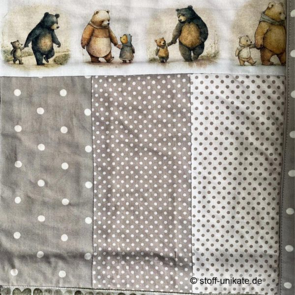 Detailansicht von der Bäbydecke Teddybären mit Herzen und kleinen Teddys in taupe-braun-Tönen. Stoff-Unikat handmade in Germany