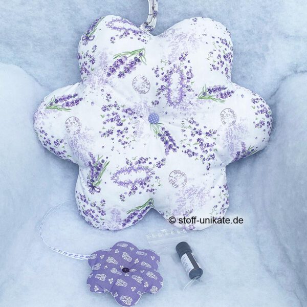 2-teiliges Deko-Kissen-Set bestehend aus einem großen Dekokissen in Blütenform gearbeitet sowie einem kleinen Duftkissen mit Lavendelblüten gefüllt, das ebenfalls in Blütenform gearbeitet ist. Inklusive einer kleinen Flasche Lavendelduftöl. Stoff-Unikat handmade in Germany