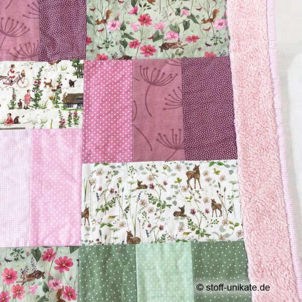 Detailansicht der Kinderdecke "Elfenreich" in rosa-Tönen kreiert. U. a. mit hochwertigen Baumwollstoffen von acufactum in farblich abgestimmter Kombination mit weiteren Baumwollstoffen. Stoff-Unikat handmade in Germany