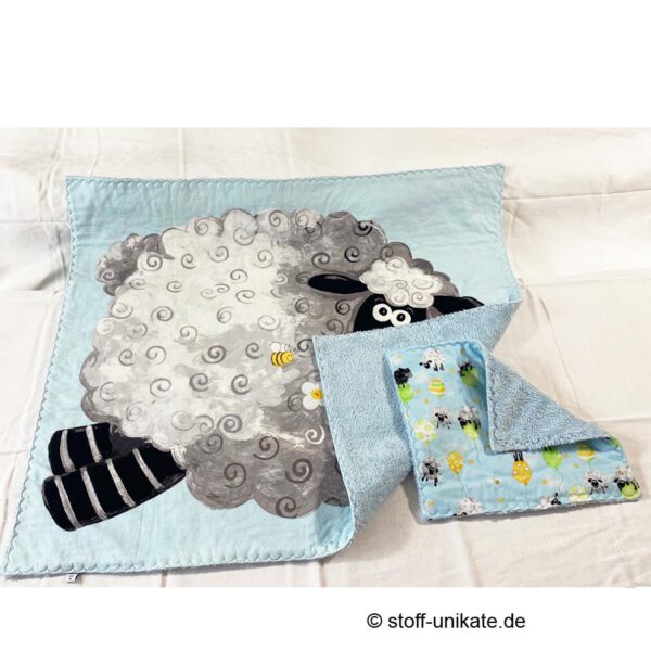 Babydecke, Krabbeldecke mit Schafmotiven in hellblau. Genäht aus hochwertigen Stoffen u. a. Baumwolle und Teddyplüsch. Stoff-Unikat handmade with Love in Germany