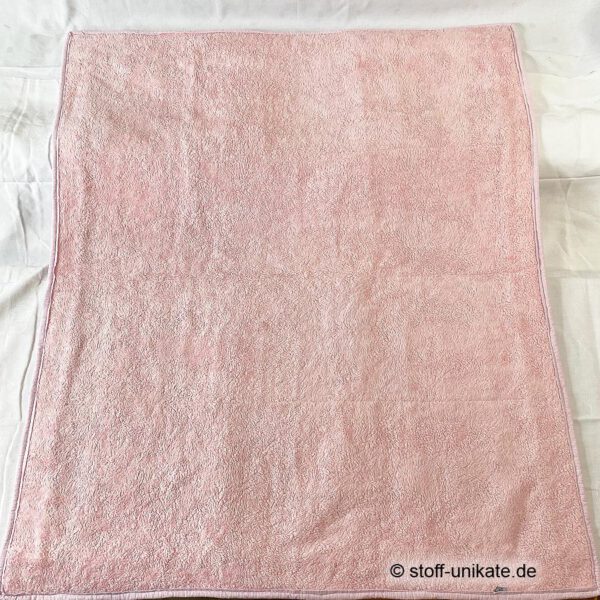 Rückseitenansicht der Kinderdecke "Elfenreich" in rosa. Hochwertiger teddyplüsch aus reiner Baumwolle. Stoff-Unikat handmade in Germany