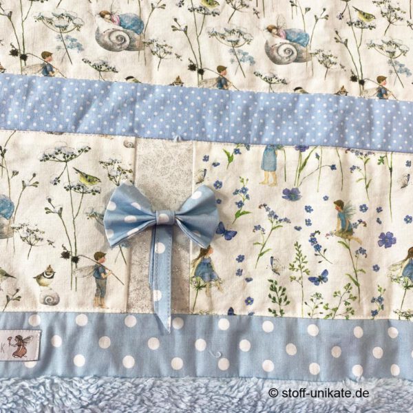 Details von der Kinderdecke Elfenträume mit einzeln angenähten Schleifen in hellblau. Stoff-Unikat handmade with Love in Germany