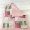 Hochwertige Kinderdecke 3-lagig genäht. U. a. mit Baumwollstoffen von acufactum und einem Teddyplüsch aus reiner Baumwolle in rosa. Mit Fleecestoff innen abgefüttert. Stoff-Unikat handmade in Germany