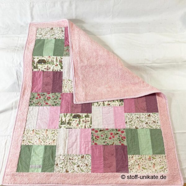 Hochwertige Kinderdecke 3-lagig genäht. U. a. mit Baumwollstoffen von acufactum und einem Teddyplüsch aus reiner Baumwolle in rosa. Mit Fleecestoff innen abgefüttert. Stoff-Unikat handmade in Germany