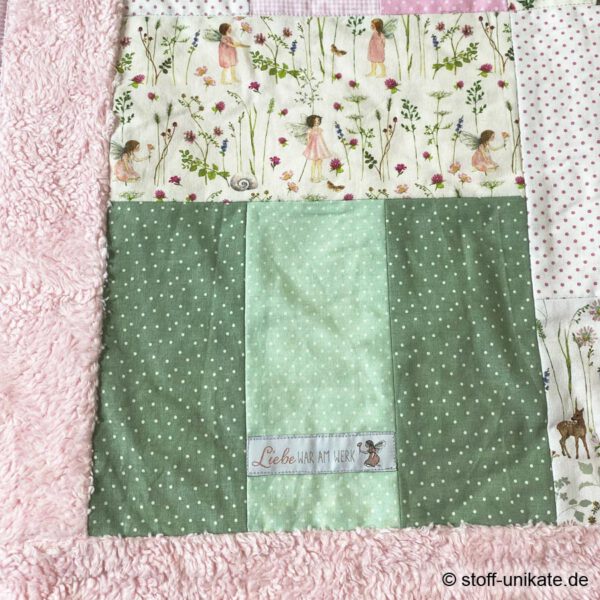 Detailansicht von der Kinderdecke mit Elfenmotiven. Stoff-Unikat handmade in Germany