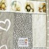 Label auf der Babydecke mit Teddybären und Herzen aufgenäht mit dem Text: 