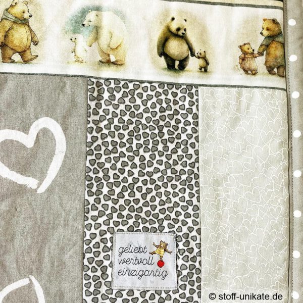Label auf der Babydecke mit Teddybären und Herzen aufgenäht mit dem Text: "geliebt, wertvoll, einzigartig". Stoff-Unikat handmade with Love in Germany
