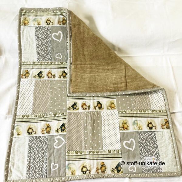 3-lagige Babydecke mit Teddybären und Herzmotiven. Kuschelweich durch Rückseite mit bambusfrottee. Stoff-Unikat handmade in Germany