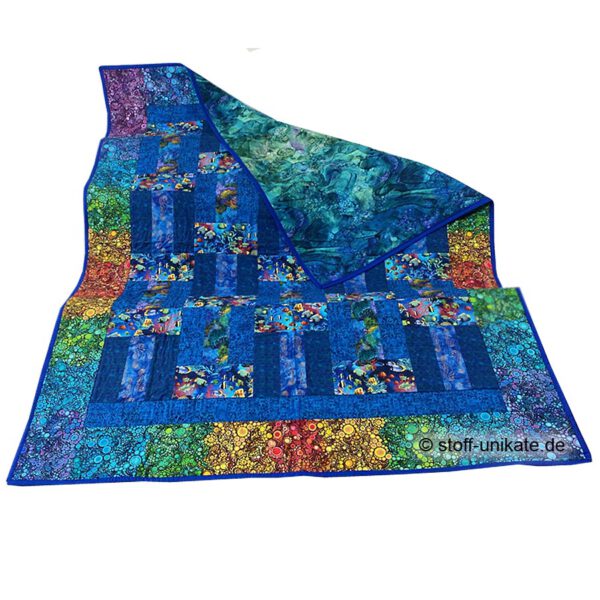 Ausgefallene und aufwändig gearbeitete Patchworkdecke, Quiltdecke mit bunten Meeresmotiven, Südseefischen, Seepferdchen, Korallen in harmonisch abgestimmter Farbkombination. Stoff-Unikat handmade in Germany