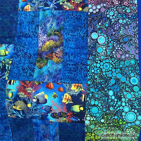 Detailansicht von der Patchworkdecke, Tagesdecke mit Meeresmotiven und buntem Einfassrand. Stoff-Unikat handmade in Germany