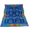 Aufwändig gearbeitete exlusive Tagesdecke, Quiltdecke, Patchworkdecke in wunderschönen Blautönen in Kombination mit einem Farbverlaufsstoff. Rückseite ebenfalls aus einem wunderschönen Farbverlaufsstoff in Blau-Türkis-Tönen. Stoff-Unikat handmade in Germany