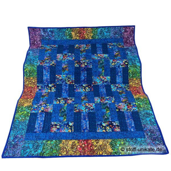 Aufwändig gearbeitete exlusive Tagesdecke, Quiltdecke, Patchworkdecke in wunderschönen Blautönen in Kombination mit einem Farbverlaufsstoff. Rückseite ebenfalls aus einem wunderschönen Farbverlaufsstoff in Blau-Türkis-Tönen. Stoff-Unikat handmade in Germany