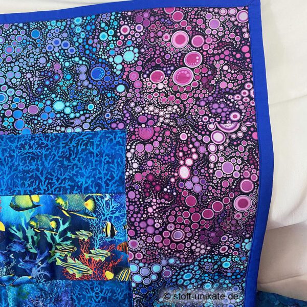Detailansicht von der Quiltdecke, Patchworkdecke mit Südseefischen und Meeresmotiven. Stoff-Unikat handmade in Germany