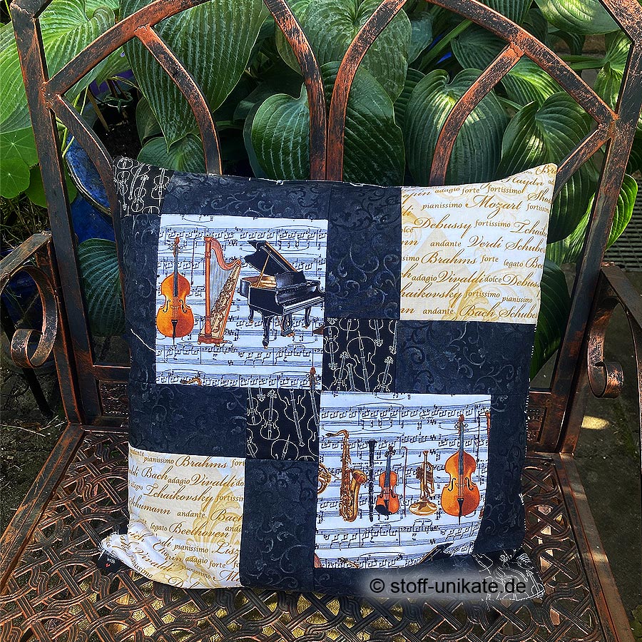 Dekokissen "Musik Komponisten" mit Schrift und Musikinstrumenten auf Schwarz. Stoff-Unikat handmade in Germany