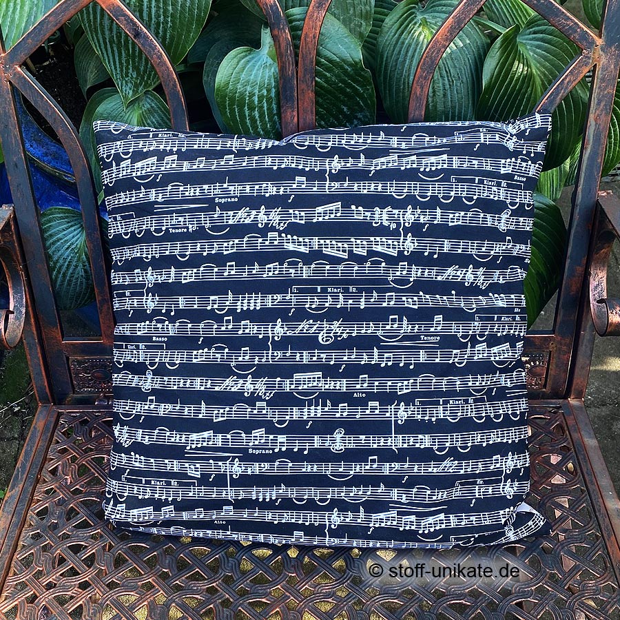 Rückseite vom Musikkissen "Musik Komponisten" mit Noten und Musikinstrumenten auf Schwarz. Stoff-Unikat handmade in germany