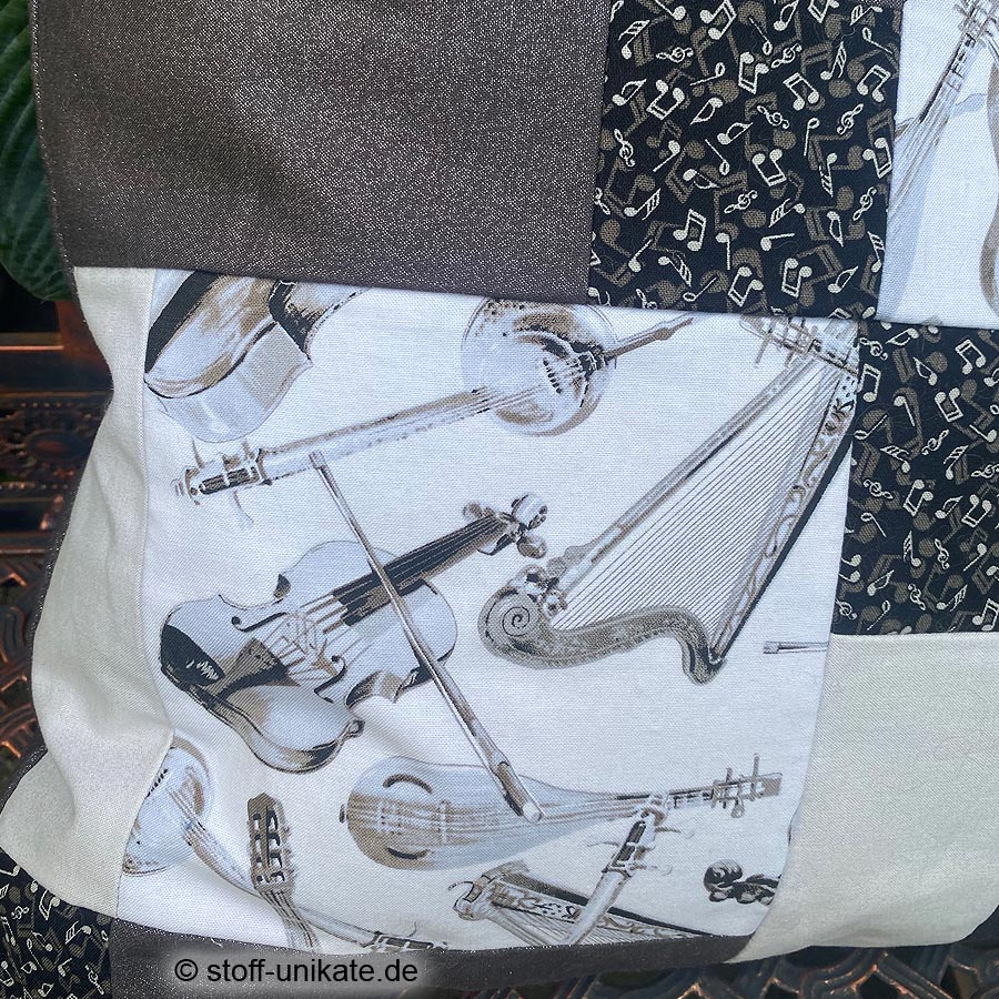 Detailansicht vom Motivkissen "Musikinstrumente". Abbildung von Geige und Harfe. Stoff-Unikate handmade in Germany