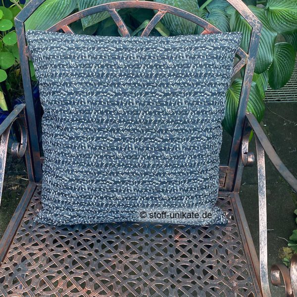 Rückseite vom deko-Kissen "Duett Saxophon & Trompete". Noten in schwarz-weiß. Stoff-Unikate handmade in Deutschland