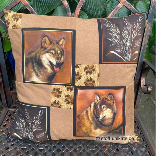 Deko-Kissen "Braune Wölfe" mit Abbildung von zwei braunen Wolfsköpfen und Wolfspfoten. Stoff-Unikat handmade in Germany