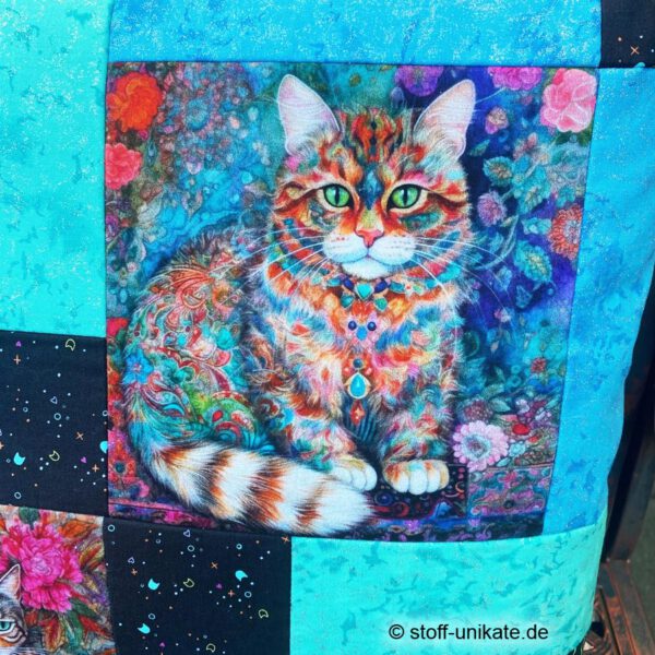 Detailansicht vom Künstlerkissen, Deko-Kissen "Colourful Cats" mit Abbildung einer bunten Katze in Regenbogenfarben. Stoff-Unikat handmade in Germany
