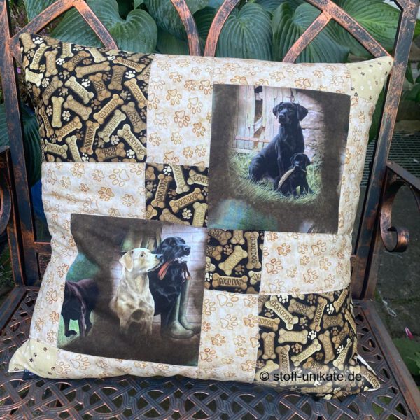 Dekokissen, Künstlerkissen "Labbies" mit Abbildung von Labradorhunden, Knochen und Pfotenmotiven. Stoff-Unikat handmade in germany