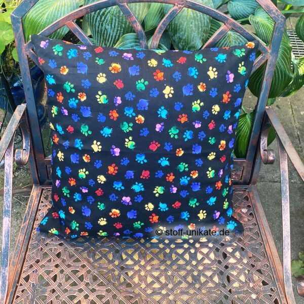 Rückseite vom Künstlerkissen, Dekokissen "Colourful Cats" mit Abbildung von bunten Pfötchen in Regenbogenfarben. Stoff-Unikat handmade in Germany