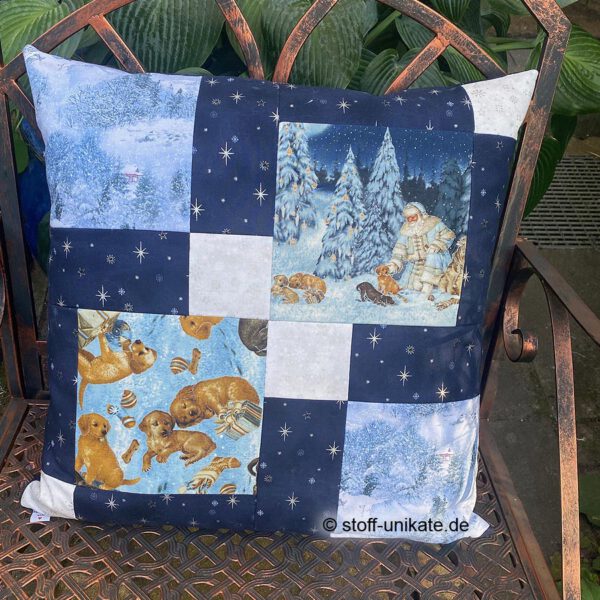 Deko-Kissen, Künstlerkissen "Santa Claus" mit Abbildung von einer Winterlandschaft mit Weihnachtsmann und kleinen Hundewelpen im Schnee. Stoff-Unikat handmade in Germany