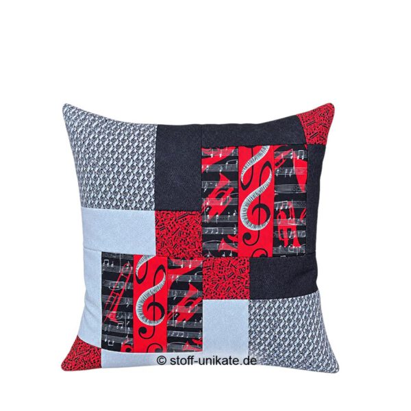 Dekokissen mit Musiknoten in schwarz-rot-weiß. Stoff-Unikate handmade in Germany