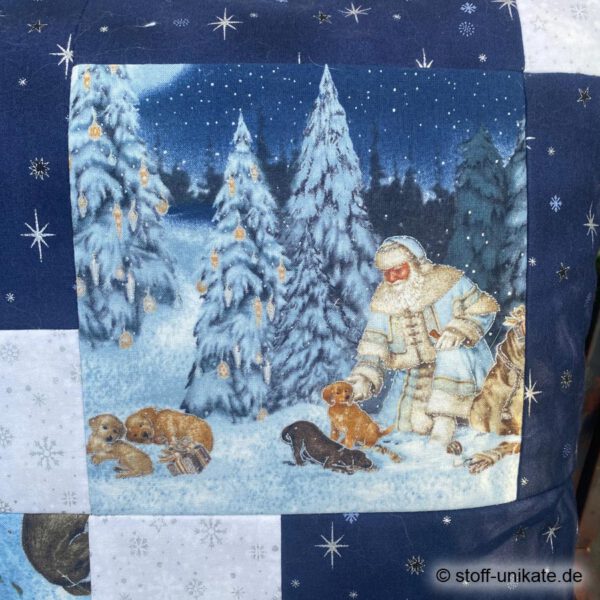 Detailansicht vom Deko-Kissen, Künstlerkissen "Santa Claus" mit Abbildung vom Weihnachtsmann mit Hundewelpen in verschneiter Winterlandschaft. Stoff-Unikat handmade in Germany