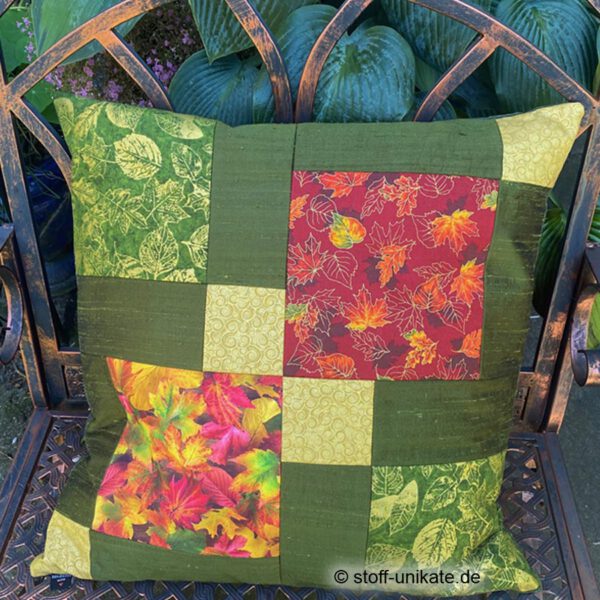 Deko-Kissen aus der Serie Indian Summer mit leuchtenden Herbstblättern. Stoff-Unikate handmade in germany