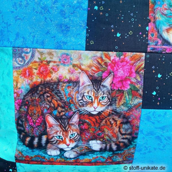 Detailansicht vom künstlerkissen, Deko-Kissen "Colourful Cats" mit Abbildung von zwei Tigerkatzen in Regenbogenfarben. Stoff-Unikat handmade in Deutschland