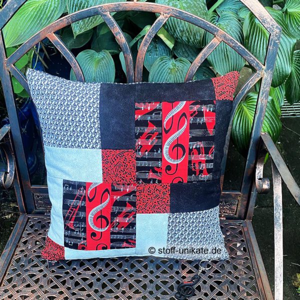 "Sonata". Dekokissen, Motivkissen in schwarz, weiß, rot mit Notenschlüsseln und Schlüsselanhänger. Stoff-Unikate handmade in Germany