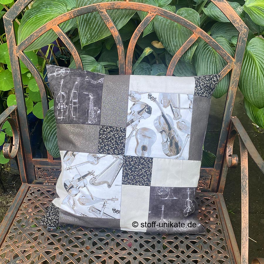 Dekokissen "Musikinstrumente" genäht aus hochwertigen Baumwollstoffen mit Geigen und Gitarrenmotiven in taupe-braun-schwarz. Stoff-Unikat handmade in Germany