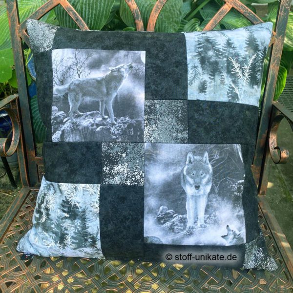 Dekokissen "Mystic Wolves" mit Abbildung von Wölfen in grau-schwarz-Tönen. Stoff-Unikat handmade in Germany