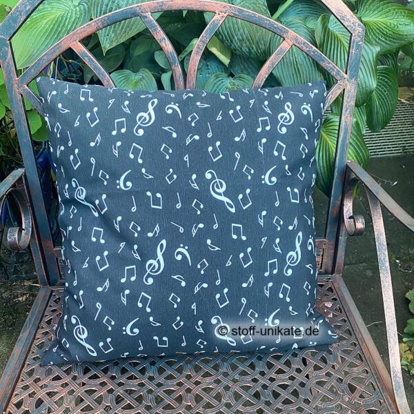 Rückseite vom Deko-kissen "Klavierspiel" mit Noten in schwarz-weiß. Stoff-Unikate handmade in Germany