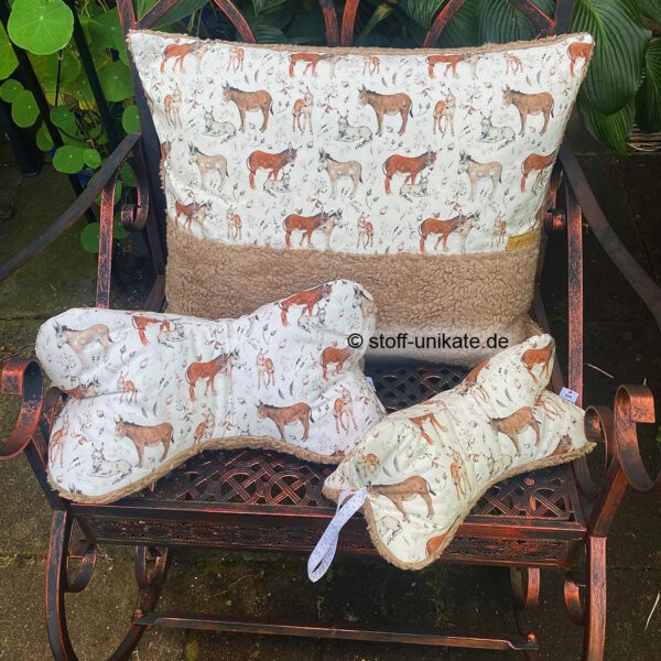 Kissen Serie "Eselglück" bestehend aus einem Kuschelkissen 45 x 55 cm sowie einem großen und kleinen Leseknochen mit Eselmotiven und Teddyplüsch. Stoff-Unikate handmade in germany