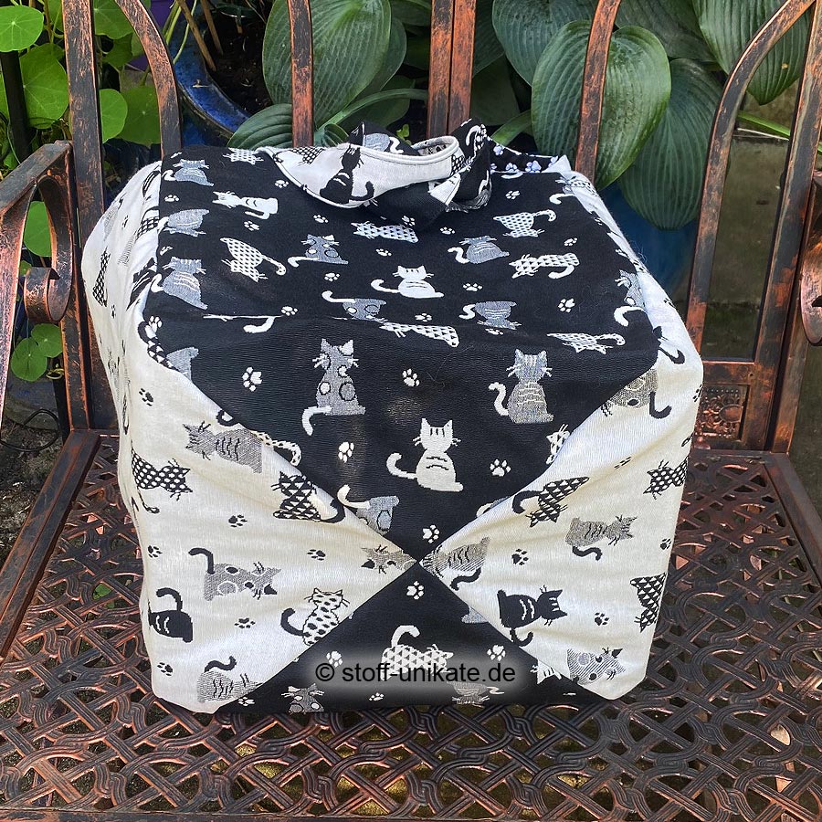 Bodenansicht von der Jumbotasche, XXL-Einkaufstasche- Stauraumwunder. Mit Katzen und Pfotenmotiven in schwarz-ecru. Stoff-Unikate handmade in Germany